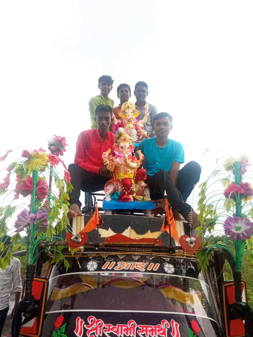 Read more about the article गणपती बाप्पा..मोरया “! पुढच्या वर्षी… लवकर या ! च्या घोषनेत सरसम बु येथील गावाकऱ्यांनी गणरायांना नवयुवक गणेश मंडळ दिला शांततेत अखेर निरोप…..