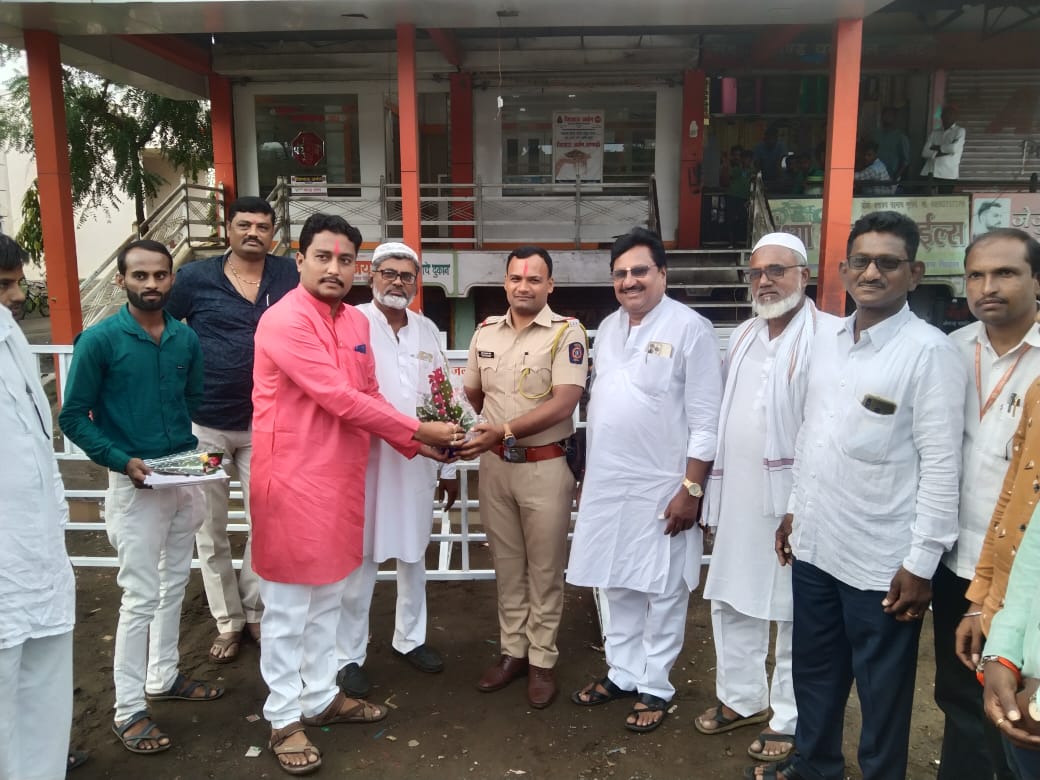 Read more about the article जिजाऊ अर्बन बँकेच्या शाखा ढाणकीतर्फे बिटरगाव (ढाणकी )पोलीस स्टेशनला 5 ट्रॅफिक बॅरिकेट्स व 5 ट्री गार्ड भेट..