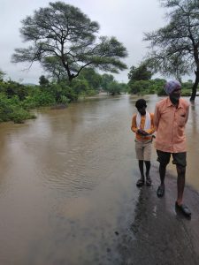 Read more about the article ढाणकीत परतीच्या पावसाचा कहर ,आठरीच्या नाला ओव्हरफ्लो, तब्बल चार तास वाहतुक ठप्प