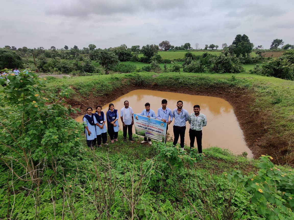 Read more about the article कृषीदुतांकडून शेतकऱ्यांना शेततळ्याबद्दल मार्गदर्शन