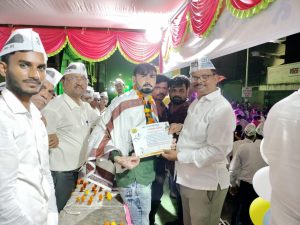 Read more about the article आप ने मंडळ अध्यक्षांना सन्मानपत्र आणि हार घालून केला सन्मान