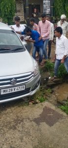 Read more about the article नादुरुस्त पुलात अडकला गाडीचे चाक ,तरुणांनी पुढे येत केली मदत