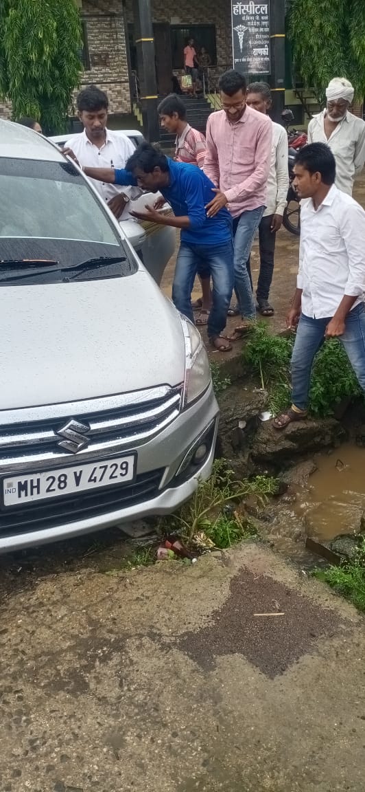 Read more about the article नादुरुस्त पुलात अडकला गाडीचे चाक ,तरुणांनी पुढे येत केली मदत