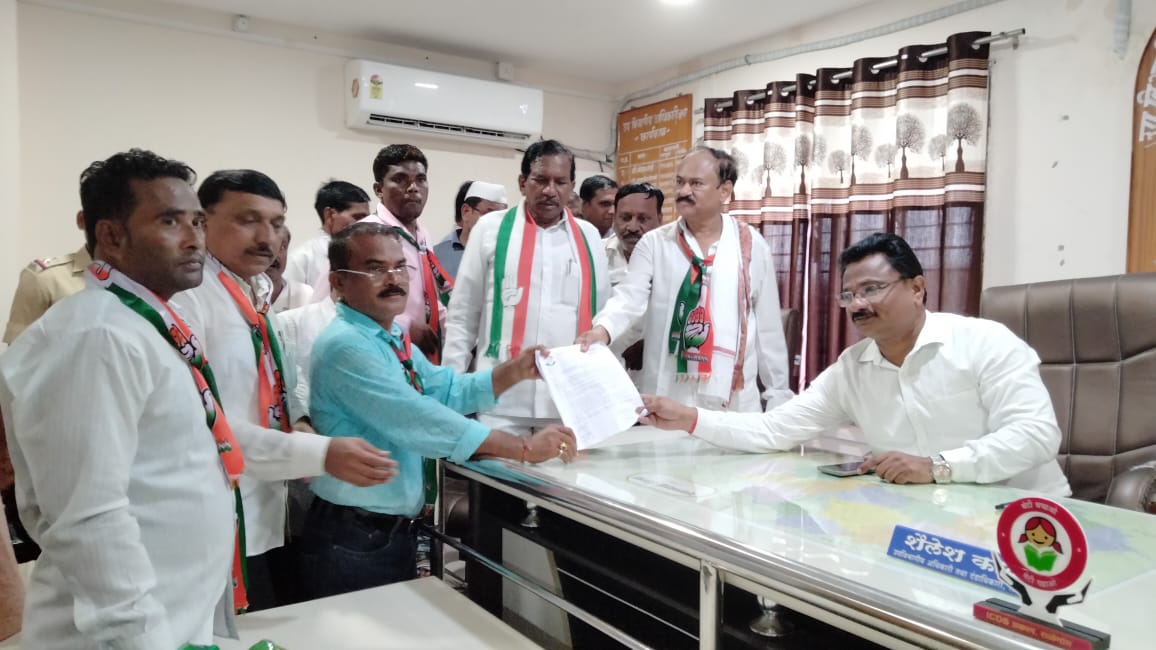 Read more about the article बैलबंडी,ट्रॅक्टर सोबत काँग्रेस चा  भव्य धडक मोर्चा,सामान्य जनतेच्या समस्यांसाठी निवेदन