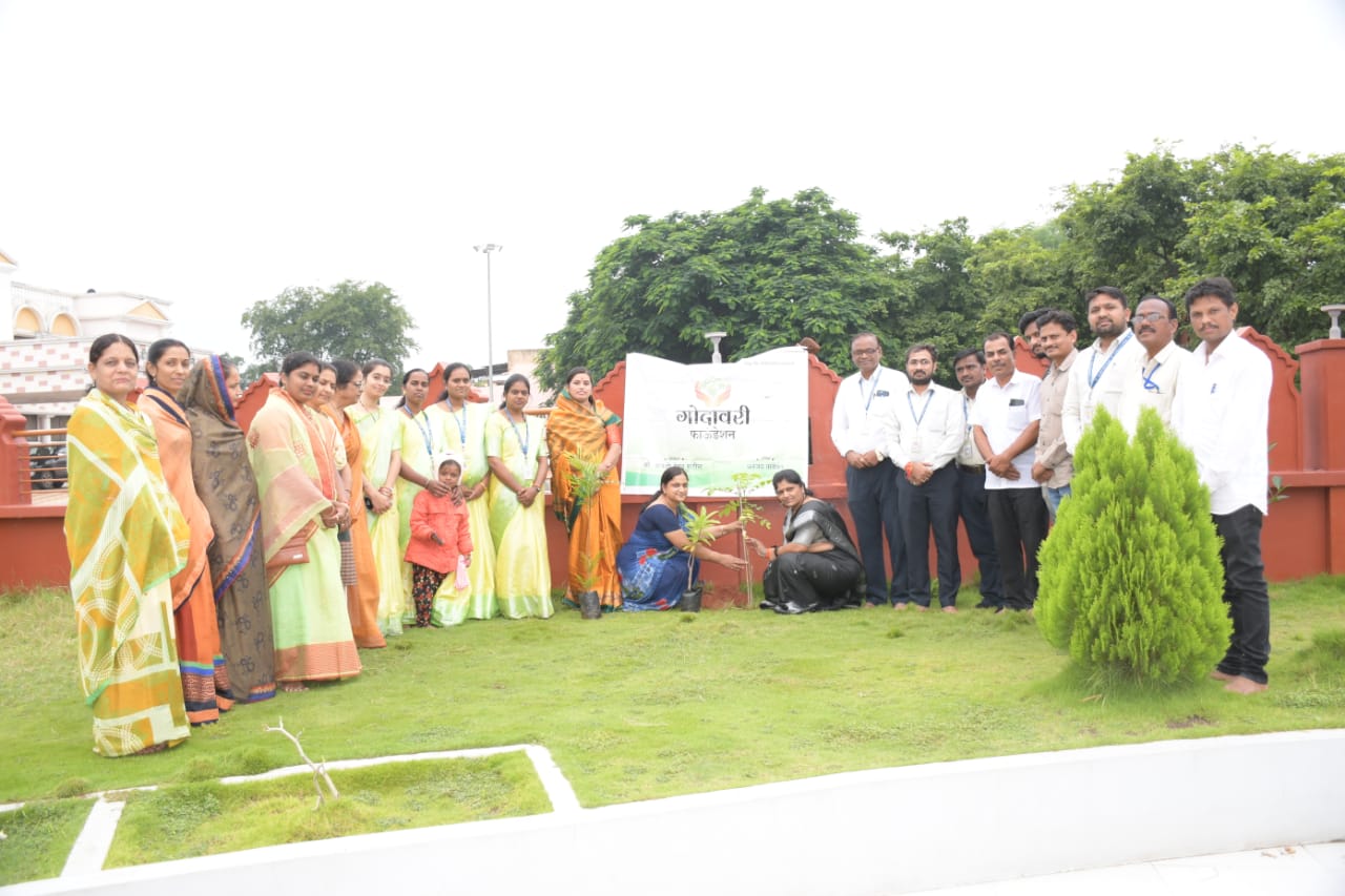 Read more about the article गोदावरी समुहाच्या अध्यक्ष राजश्री पाटील यांच्या वाढदिवसानिमित्त वृक्षारोपण कार्यक्रमास हिंगोलीत प्रतिसाद