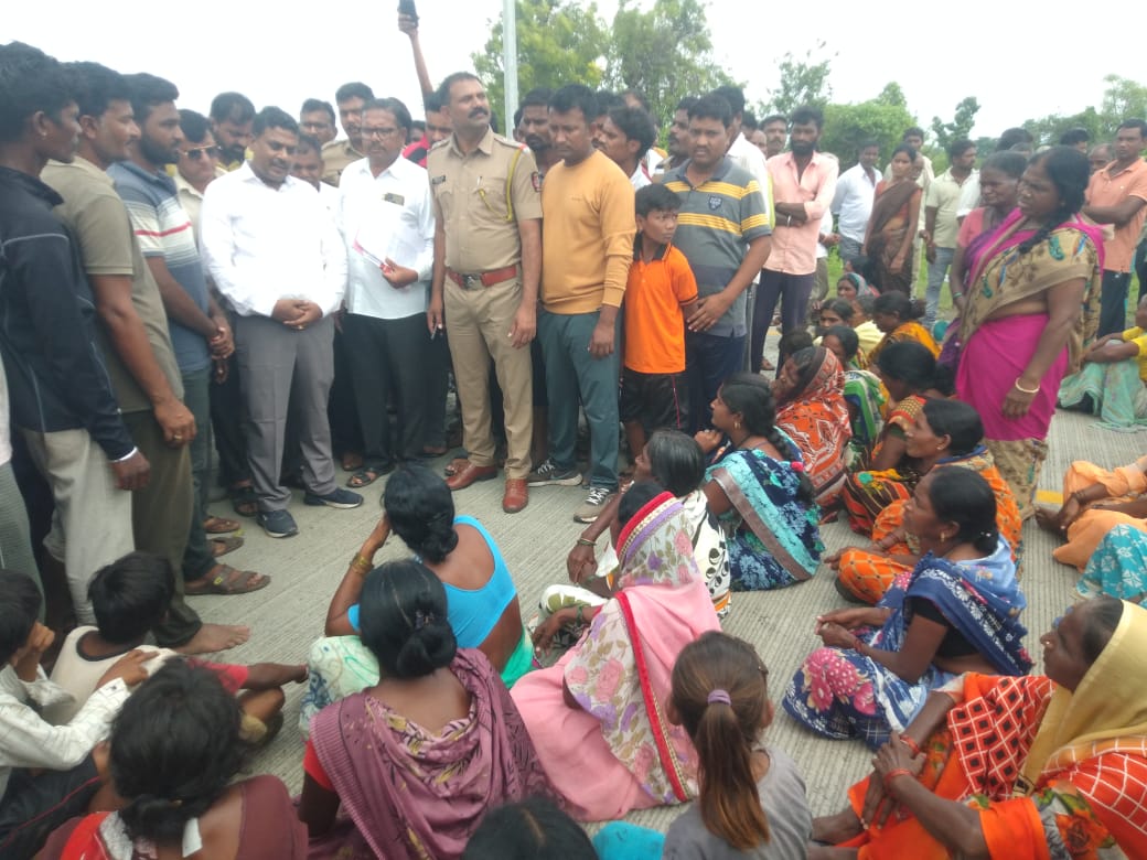 Read more about the article लाडकी नाल्यातील पुरात वाहून गेलेले प्रेत वडकी ते राळेगाव रोडवर ठेवून लाडकी येथिल शेकडो पुरुष व महिला यांनी केला चक्का जाम