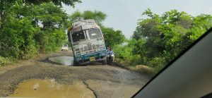 Read more about the article रस्त्यात खड्डे कि , खड्यात रस्ते काही सुचेना… गांजेगाव ते ढाणकी रोडची झाली दुर्दैवी अवस्था