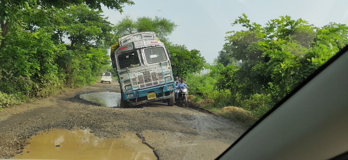 Read more about the article रस्त्यात खड्डे कि , खड्यात रस्ते काही सुचेना… गांजेगाव ते ढाणकी रोडची झाली दुर्दैवी अवस्था