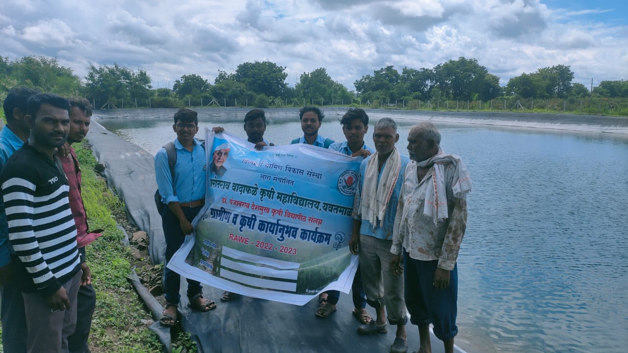 Read more about the article कृषिदुतांनी शेतकऱ्यांना दिली शेततळ्या बाबत माहिती