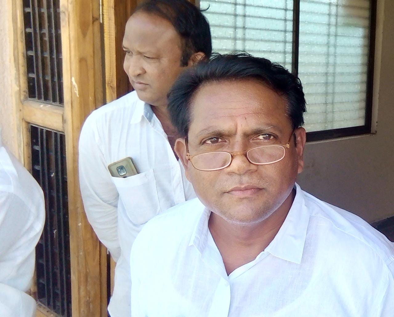 Read more about the article मौजे सारखणी येथील ग्राम सेवक वाडेकर यांच्या बदली चा विषय का थंडावला? येणाऱ्या ग्राम पंचायत निवडनुकीत नविन उमेदवार उभे करून नागरिक देणार प्रतिउत्तर?