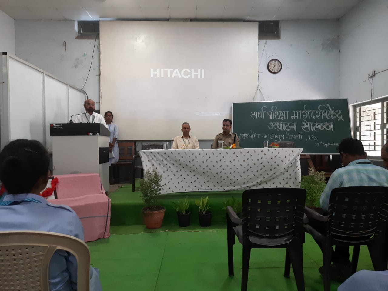 Read more about the article आनंद निकेतन महाविद्यालयात उपविभागीय पोलीस अधिकारी श्री. आयुष नोपानी यांचे विद्यार्थ्यांना मार्गदर्शन