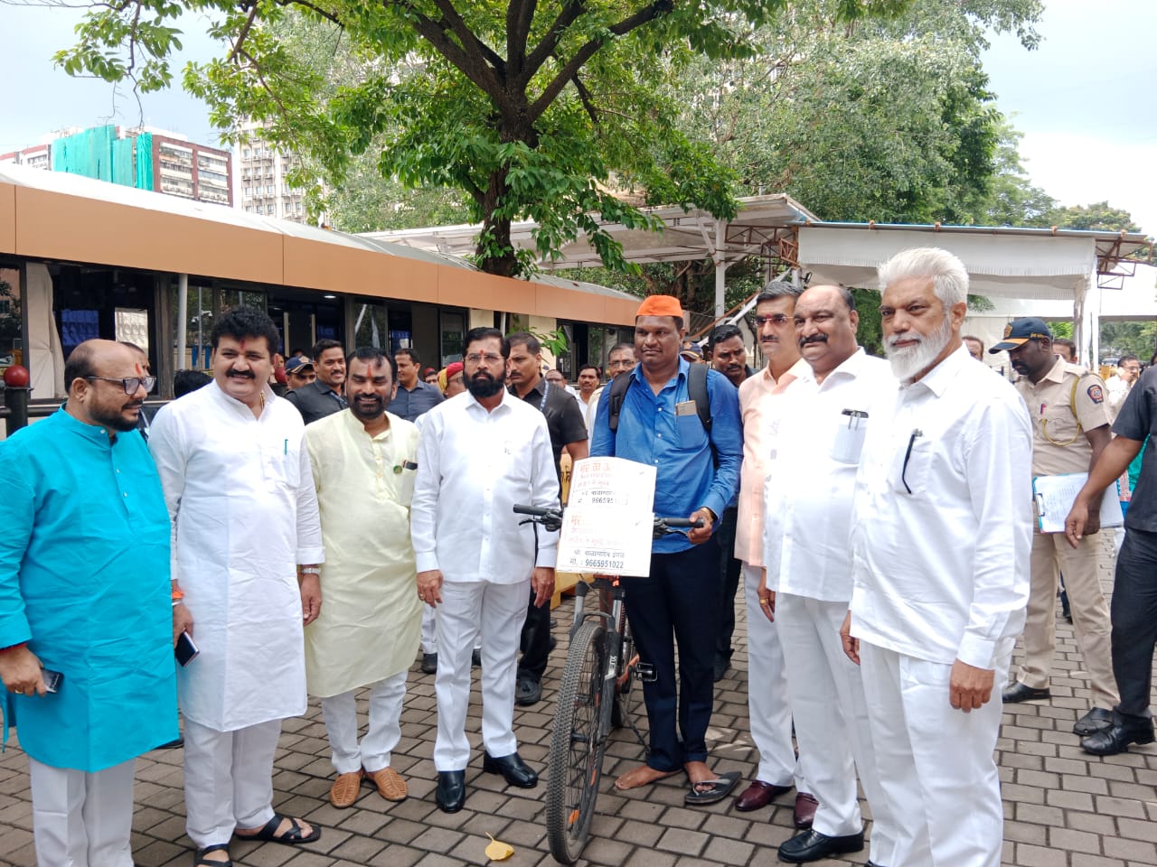 Read more about the article बालासाहेब इंगळे यांचा अनोखा उपक्रम. नांदेड ते मुंबई 700 किलोमीटर सायकल वर केला होता प्रवास.