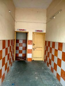 Read more about the article राळेगाव पंचायत समितीच्या इमारतीत सार्वजनिक स्वच्छतागृहांची वानवा (स्वच्छता गृह आहे मात्र त्या स्वच्छता गृहाच्या दारावर अधिकारी कर्मचारी असे असल्याने हे स्वच्छता गृह अधीकारी कर्मचारी यांच्या करीताच का ? )