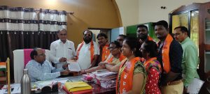 Read more about the article शेतकऱ्यांना प्रोत्साहन राशी व पिकाविम्याचे पैसे त्वरित द्या,मनसेचे मुख्यमंत्री शिंदे यांना उपविभागीय अधिकारी वरोरा यांच्या मार्फत निवेदन.