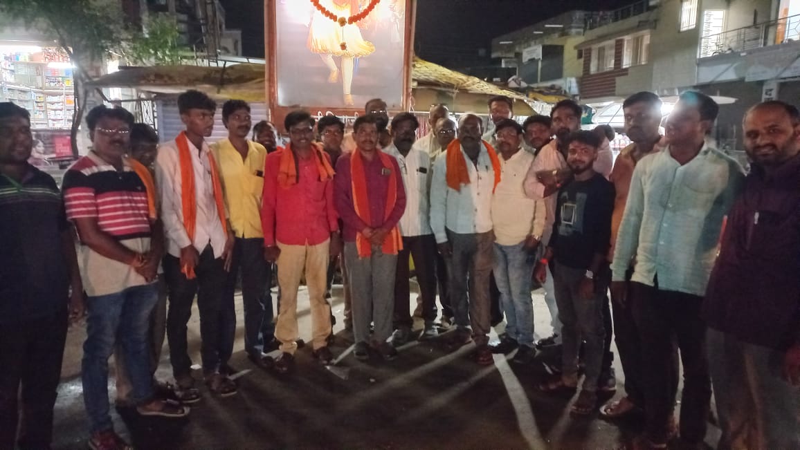 Read more about the article दसरा मेळावा शिवाजी पार्कवर होणार या न्यायालयाच्या आदेशामुळे ढाणकी येथील शिवसेनेमध्ये जल्लोष.