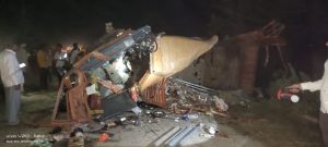 Read more about the article करंजी फाटा येथे ट्रक व आयसरचा भीषण अपघात,पाच जण जागीच ठार ,चार जण गंभीर जखमी