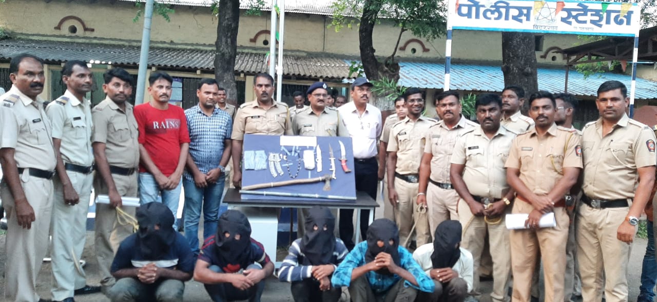 Read more about the article घरफोडी करणा – या सराईत गुन्हेगाराना पकडण्यात यश ,पोलीस स्टेशन बिटरगांव ची उल्लेखनिय कामगिरी