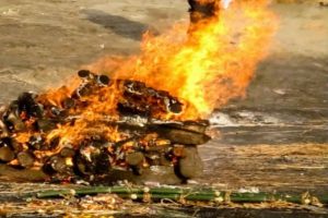 Read more about the article चाचोरा वासीयांच्या नशिबी मरणानंतरही  यातनाच, स्मशानभूमी नसल्याने नाल्याच्या काठावर अंत्यसंस्कार