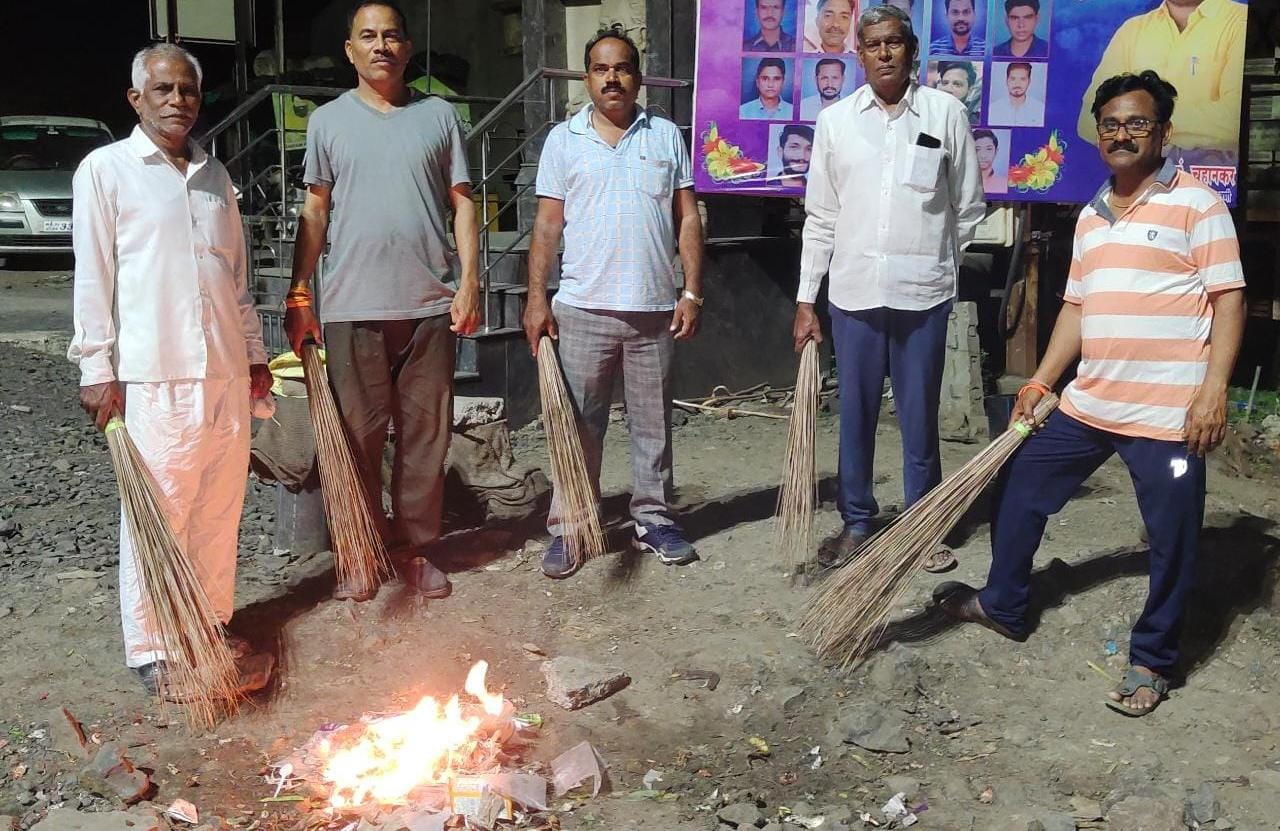 Read more about the article मागील अकरा वर्षांपासून दर रविवारी करत आहेत परिसर स्वच्छ