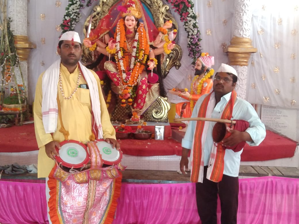 Read more about the article हनुमान दुर्गाउत्सव मंडळाच्या सभा मंडपात पारंपारिक पद्धतीने “गोंधळ” कार्यक्रम संपन्न