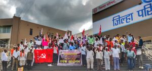 Read more about the article नांदेड जिल्ह्यातील 336 जिल्हा परिषद शाळा बंद करण्याचा प्रस्तावित निर्णय त्वरीत थांबवून त्या शाळा अधिक सक्षम करा, या मागणीला घेऊन एसएफआय व डीवायएफआयचे जि.प.समोर आक्रमक आंदोलन!,