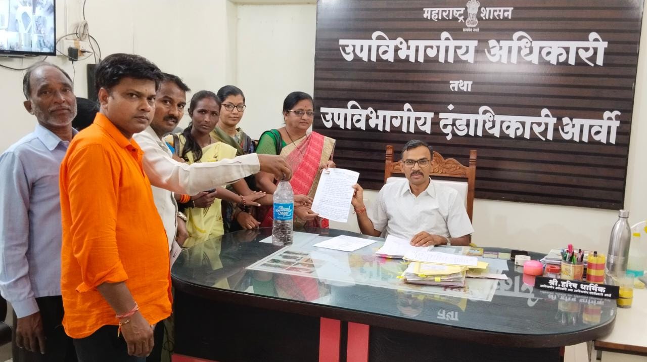 Read more about the article घरकुल वसाहतीत निघालेला साप थेट उपविभागीय अधिकारी कार्यालयात