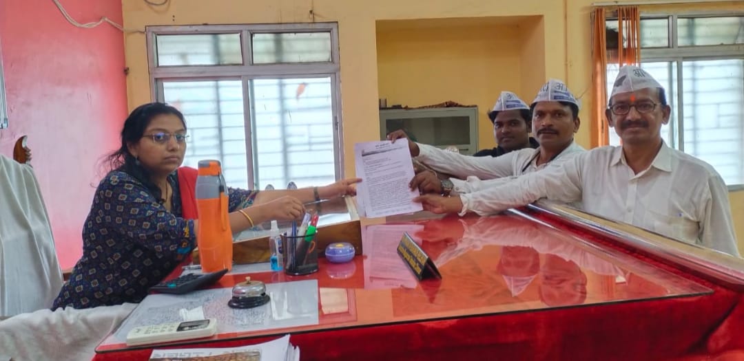 Read more about the article सरकारी शाळा बंद कराल तर रस्त्यावर उतरू – आप चा शिंदे सरकार ला ईशारा