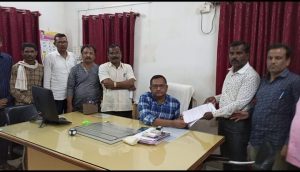 Read more about the article विद्यार्थ्यांच्या वैधता प्रमाणपत्राच्या गंभीर होत असलेल्या समस्येवर उपाययोजना करा:सुशिक्षित बेरोजगार प्रकल्पग्रस्त संघटनेचे निवेदन.