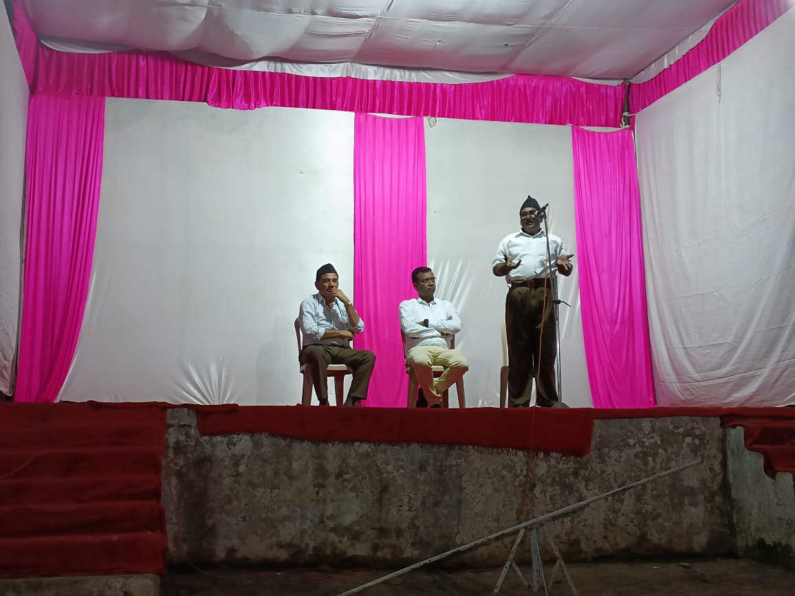 Read more about the article राष्ट्रीय स्वयंसेवक संघाचे ढाणकी शहरात पथसंचलन, पथसंचलनामध्ये चालणाऱ्या स्वयंसेवकावर फुलाचा वर्षाव