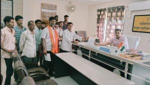 Read more about the article अतिवृष्टीची मदत अत्यल्प, शेतकऱ्यांच्या तोंडाला पाने पुसली ,फेर तपासणी करून वाढीव मदत दया, मनसेची निवेदनाद्वारे मागणी