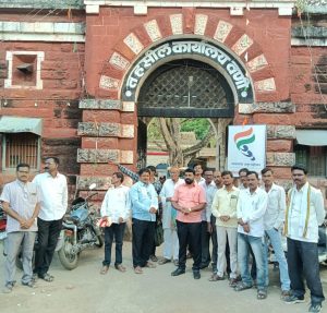 Read more about the article महापुरामुळे नुकसान झालेल्या 3 हेक्टर पेक्षा अधिक शेती क्षेत्र असणाऱ्या शेतकऱ्यांना तात्काळ मदत करा :विजयभाऊ पिजदूरकर यांचे उपविभागीय अधिकाऱ्यांमार्फत मुख्यमंत्र्यांना निवेदन