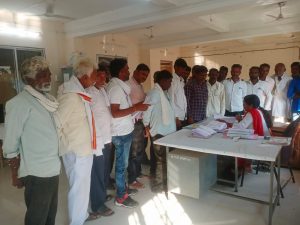 Read more about the article अतिवृष्टीने झालेल्या नुकसानीचा सर्वे चुकीच्या पद्धतीने केल्याने तहसीलदार यांना निवेदन