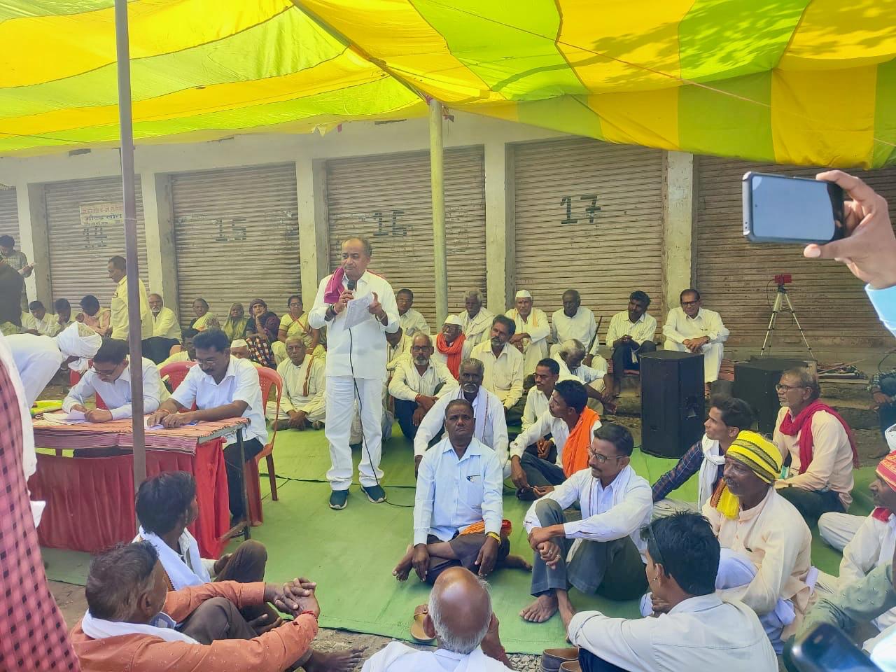 Read more about the article शेतकऱ्यांना अतिवृष्टीची नुकसान भरपाई तीन हेक्टर पर्यंत १०० टक्के द्या- माजी आमदार प्रा.राजू तिमांडे,माजी आमदार प्रा.राजू तिमांडे यांच्या नेतृत्वात धरणे आंदोलन