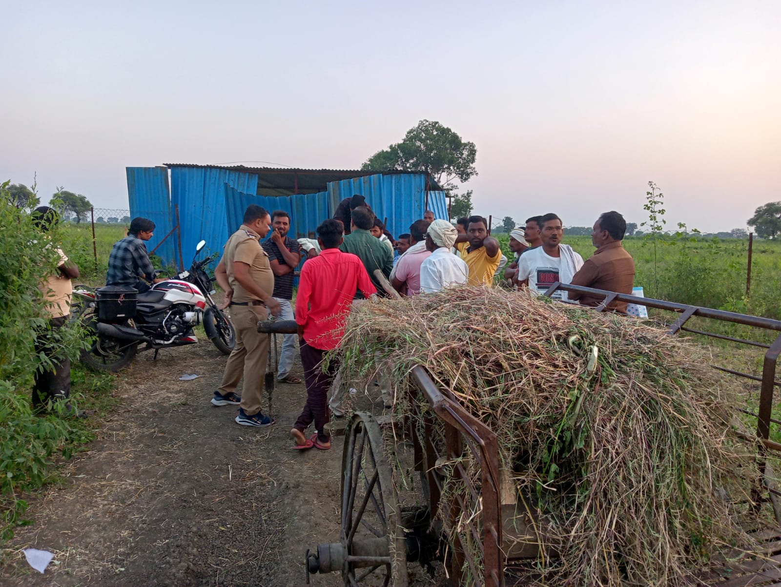 Read more about the article कोच्ची, कोसारा पांदण रस्त्यावर अचानक शेड उभे केल्याने शेतकरी आक्रमक (रस्ता खुला करण्याची मागणी)