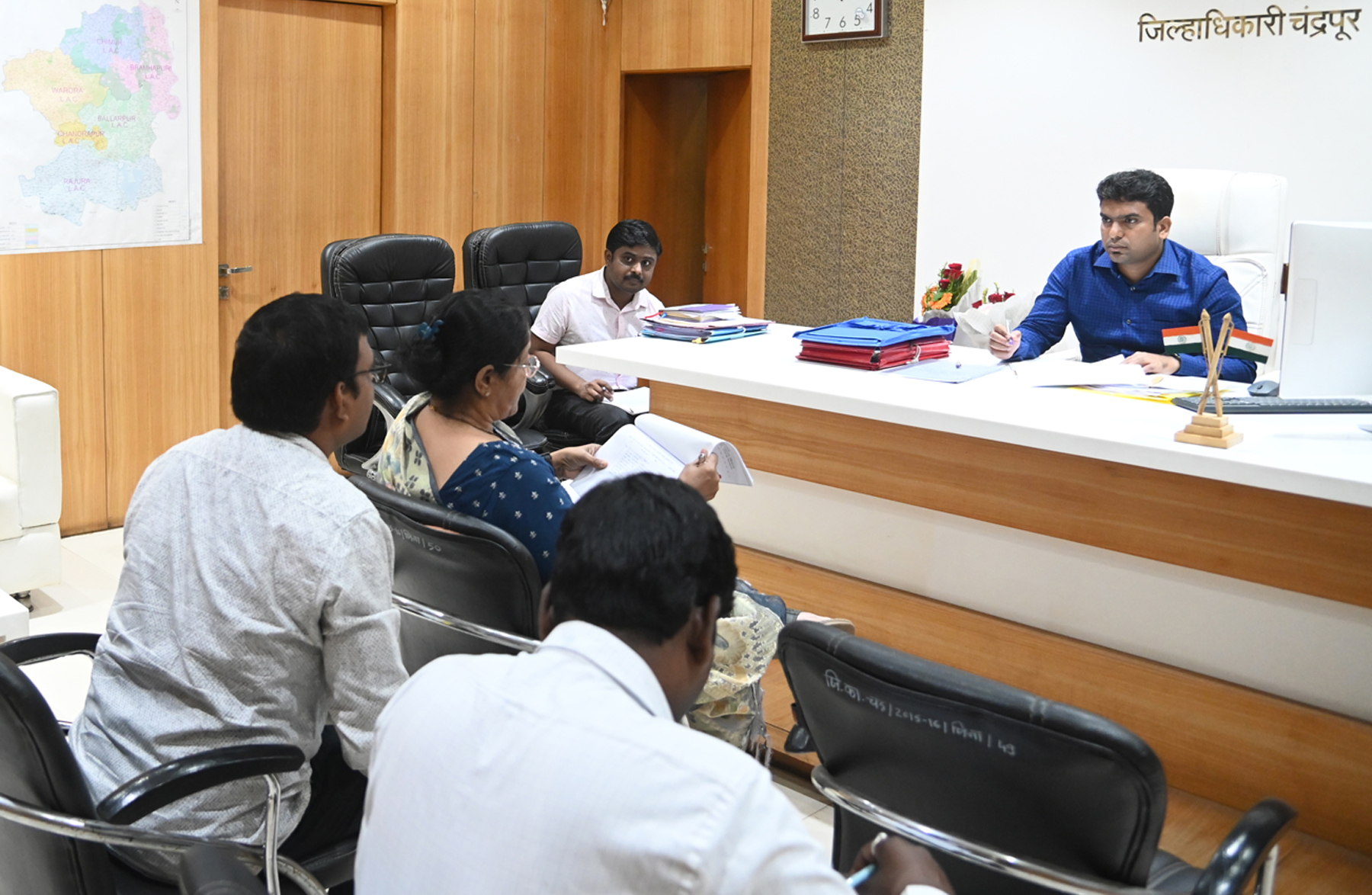 Read more about the article जिल्हाधिकारी ऍक्टिव्ह मोड मध्ये ,जिल्हाधिकाऱ्यांनी घेतला जिल्हा दक्षता व नियत्रंण समितीचा आढावा