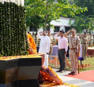 Read more about the article पोलिस स्मृतीदिनानिमित्त पालकमंत्र्यांच्या हस्ते हुतात्मा स्मारकास पुष्पचक्र अर्पण करून अभिवादन
