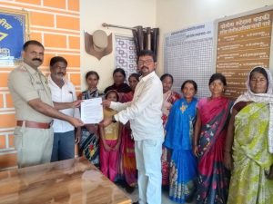 Read more about the article अवैध दारू तस्करी व हातभट्टी वर कारवाई करा,सरपंच वनिष घोसले सह गावकरी महिलांचे वडकी पोलीस स्टेशन ला निवेदन