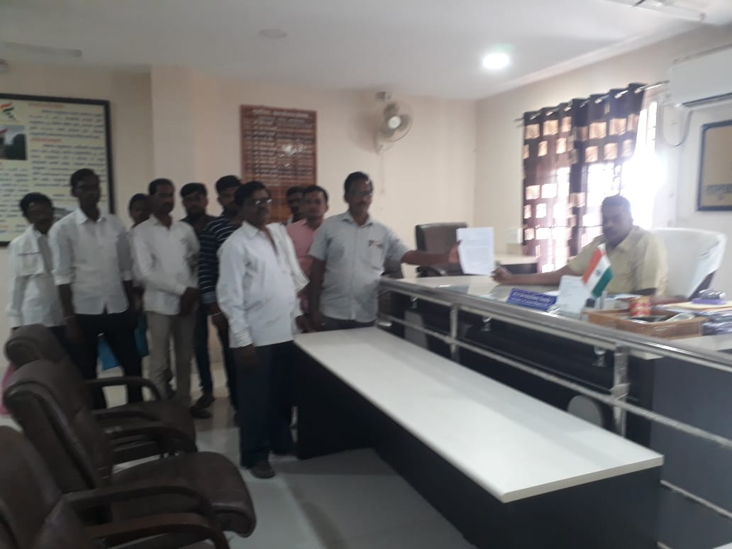 Read more about the article अत्यल्प मदत मिळालेल्या पिंपळापुर येथील शेतकऱ्यांची तहसिल कार्यालयावर धडक,सर्व्हे करणाऱ्या अधिकाऱ्यांवर करा कारवाई