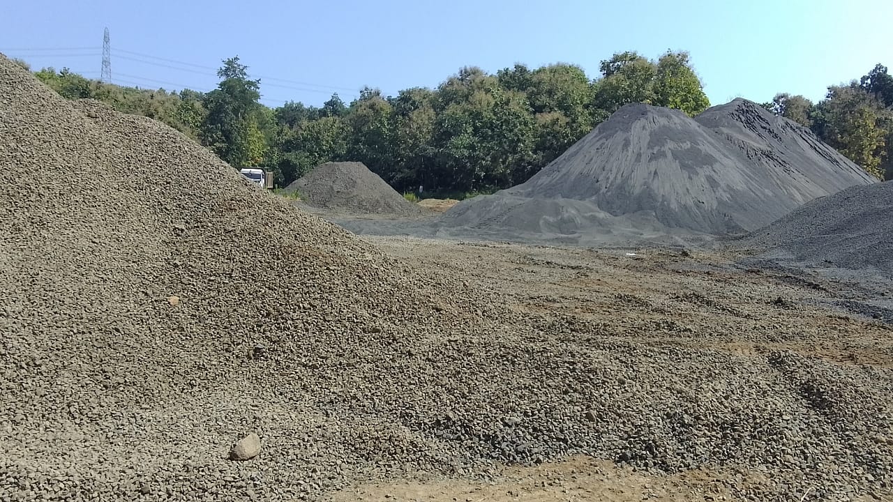 Read more about the article टेभी येथे अवैधरित्या गौनखनिज उत्तखनन करणाऱ्या कंपनीला होणार दीड कोटीचे दंड ?,तहसीलदार यांचे उत्तखनन करणाऱ्या जागेचे मोजणी करून अहवाल सादर करण्याचे पत्र रवाना ब्लास्टिंग करून मोठमोठे खड्डे करून उत्तखनन सुरू