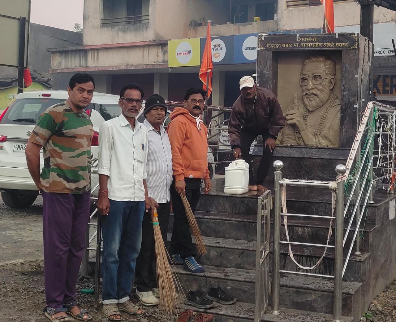 Read more about the article शिवसेनाप्रमुख बाळासाहेब ठाकरे स्मृतिदिनी वणीतील स्मारकाचा जलाभिषेक,शिवसेनाप्रमुख बाळासाहेब ठाकरे स्मारक स्वच्छ करून स्मृतिदिन आदरांजली.