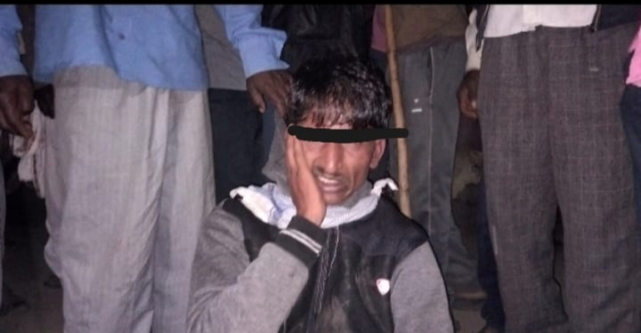 Read more about the article अरेच्चा… पोलिसांना आली “चोराची” दया..! गावकऱ्यांनी पकडले आणि पोलिसांनी चोराला दिले सोडून…