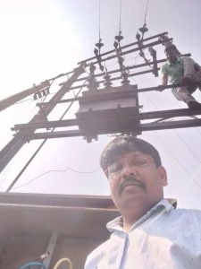 Read more about the article शिवसेनेच्या(उद्धव साहेब ठाकरे युवा सेना )  मागणीला यश , जळालेल्या ट्रान्सफॉर्मर च्या जागी नवीन ट्रान्सफॉर्मर बसविण्याचे काम सुरू