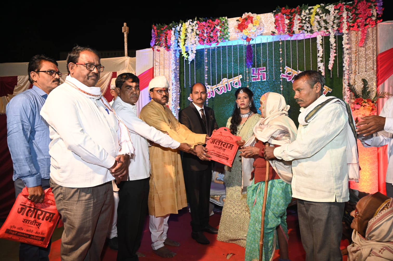 Read more about the article ससनकर गुरुजी नी आपल्या दोन ही मुलांच्या लग्नात केला वृध्दांना सामाजिक माणुसकीचा आहेर…….!!