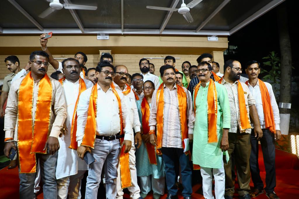 Read more about the article यवतमाळ जिल्ह्यातील निष्ठावंत शिवसैनिक मुख्यमंत्री एकनाथ शिंदे यांच्या पाठीशी, मुंबई मुख्यमंत्री निवास वर्षा बंगल्यावर पार पडला प्रवेश सोहळा.