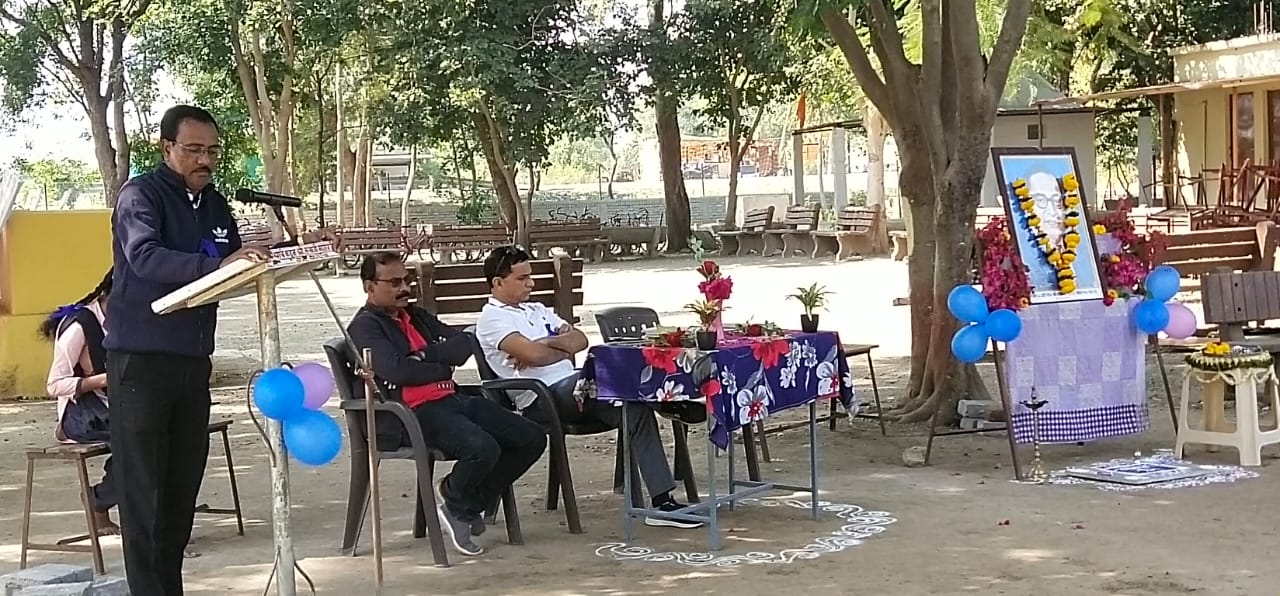 Read more about the article संविधान हाच भारतीयांचा खरा धर्मग्रंथ : संविधान दिनी प्राध्यापक रंजय चौधरी यांचे विद्यार्थ्यांना मार्गदर्शन