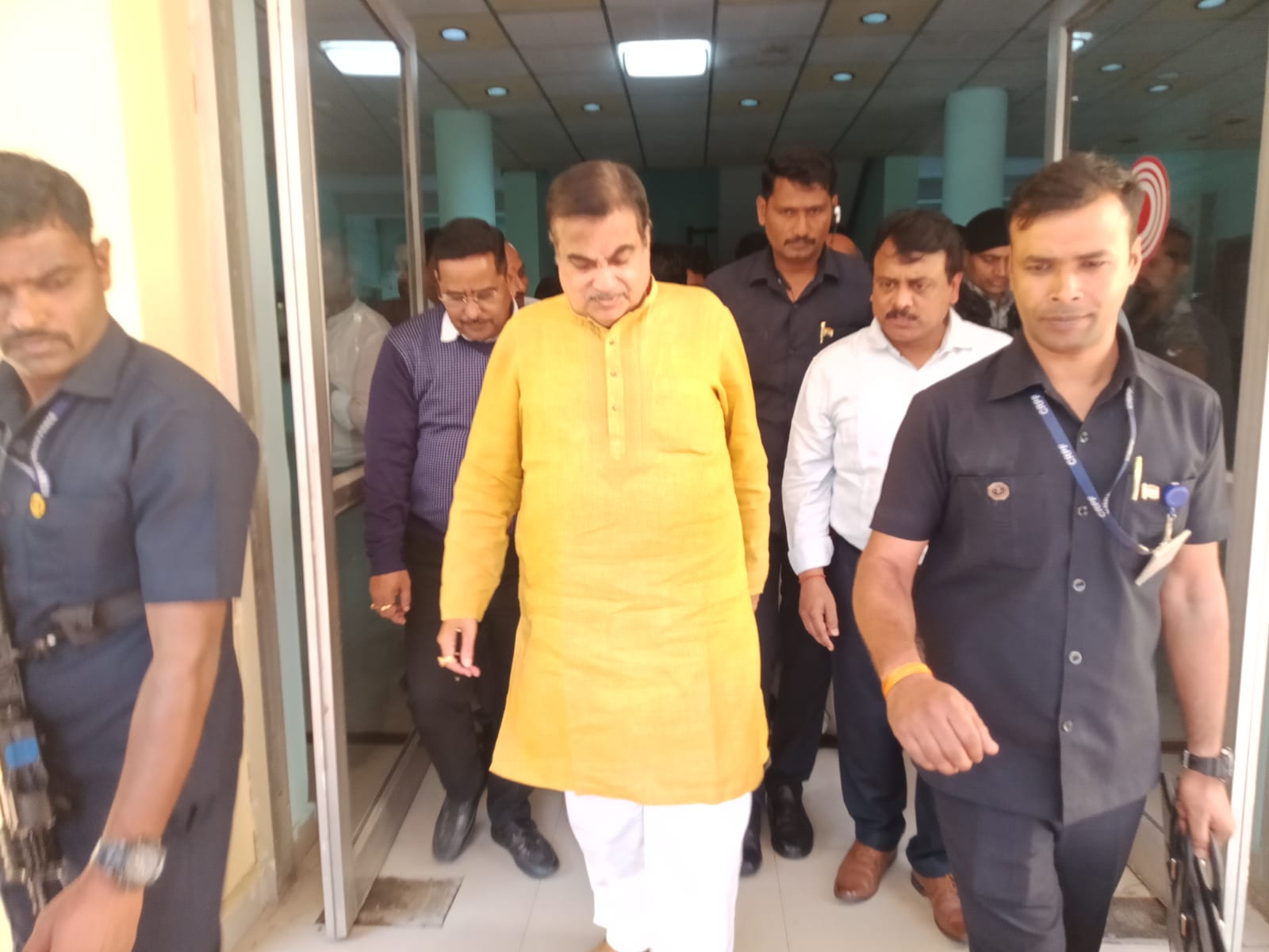 Read more about the article भू संपादन केलेल्या जमिनीचा मोबदला द्या भूपृष्ट परिवहन व महामार्ग केंद्रीय मंत्री नितीन गडकरी यांना निवेदनातून पवनार येथील शेतकऱ्यांची मागणी