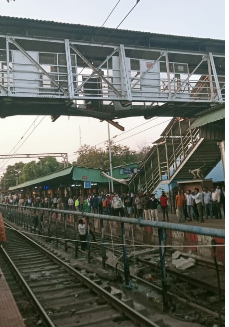 Read more about the article बल्लारपूर रेल्वे स्टेशन येथे पूल पडल्याने 8 ते 10 प्रवासी जखमी