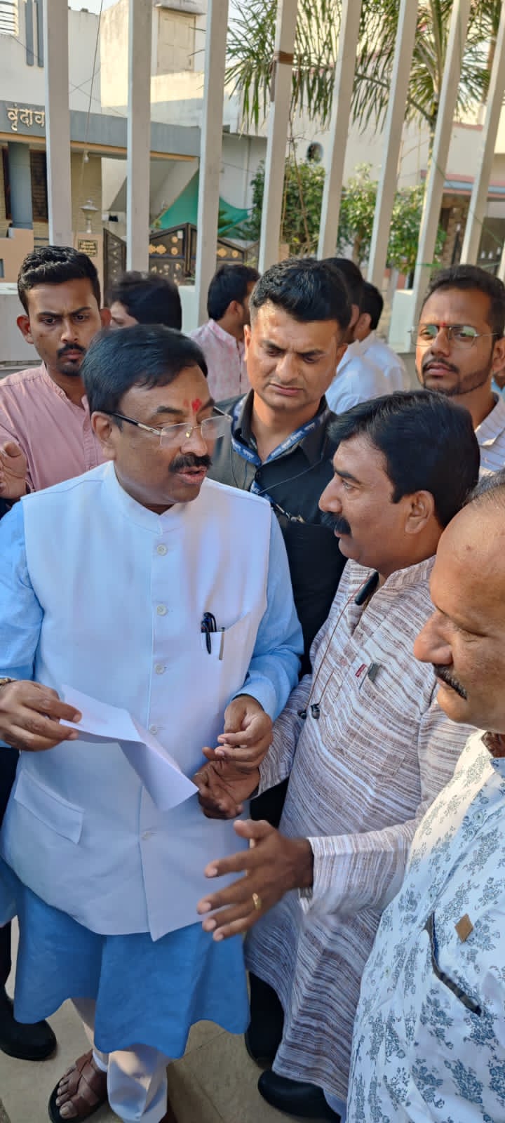 Read more about the article शेतकऱ्यांच्या शेतीसाठी शेत कुंपण द्या:वनमंत्री मुनगंटीवार यांना निवेदन