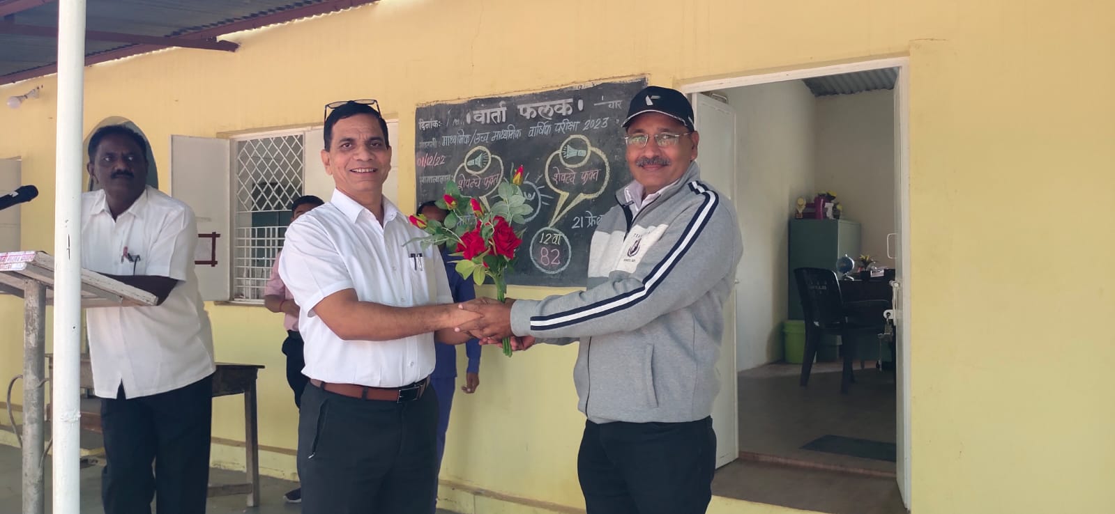 Read more about the article रमेश टेंभेकर क्रांतिबा, क्रांतीज्योती शैक्षणिक सेवारत्न पुरस्काराने सन्मानित