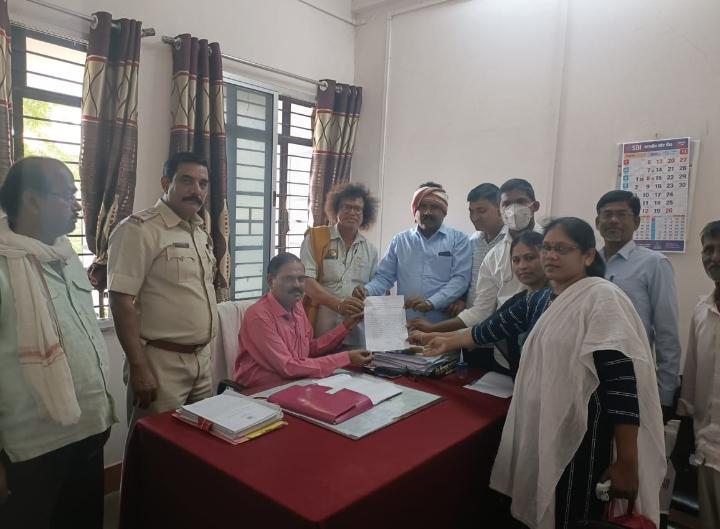 Read more about the article कारंजा येथे राज्यपाल कोश्यारी यांच्या वक्तव्याचा निषेध,कोष्यारीवर कार्यवाही करण्याबाबतचे निवेदन